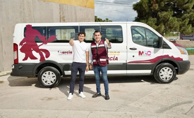 Entrega García unidad de traslados a sus deportistas