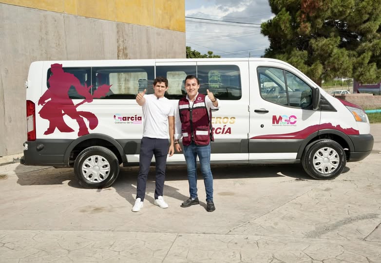 Entrega García unidad de traslados a sus deportistas