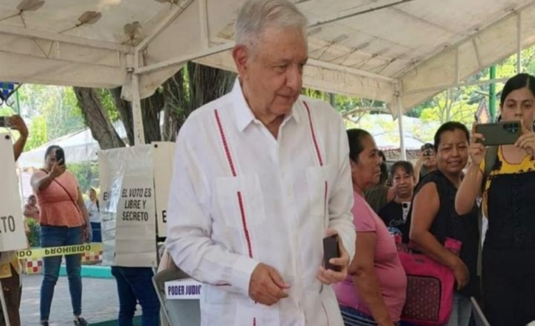 Reaparece AMLO para votar en elección judicial