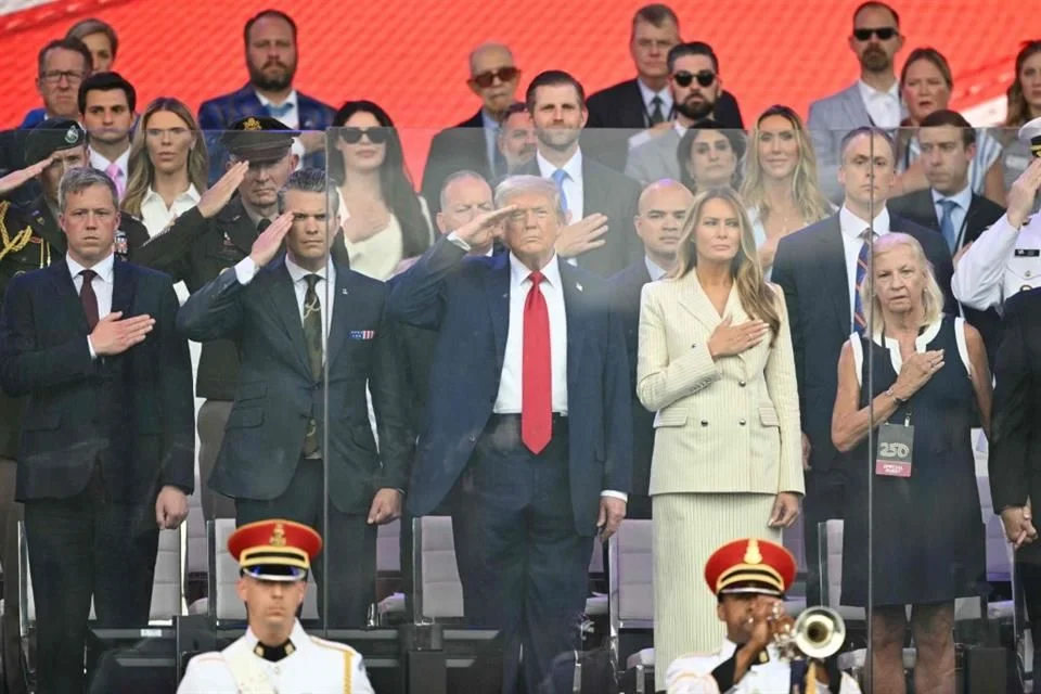 Celebra Trump desfile militar en medio de protestas