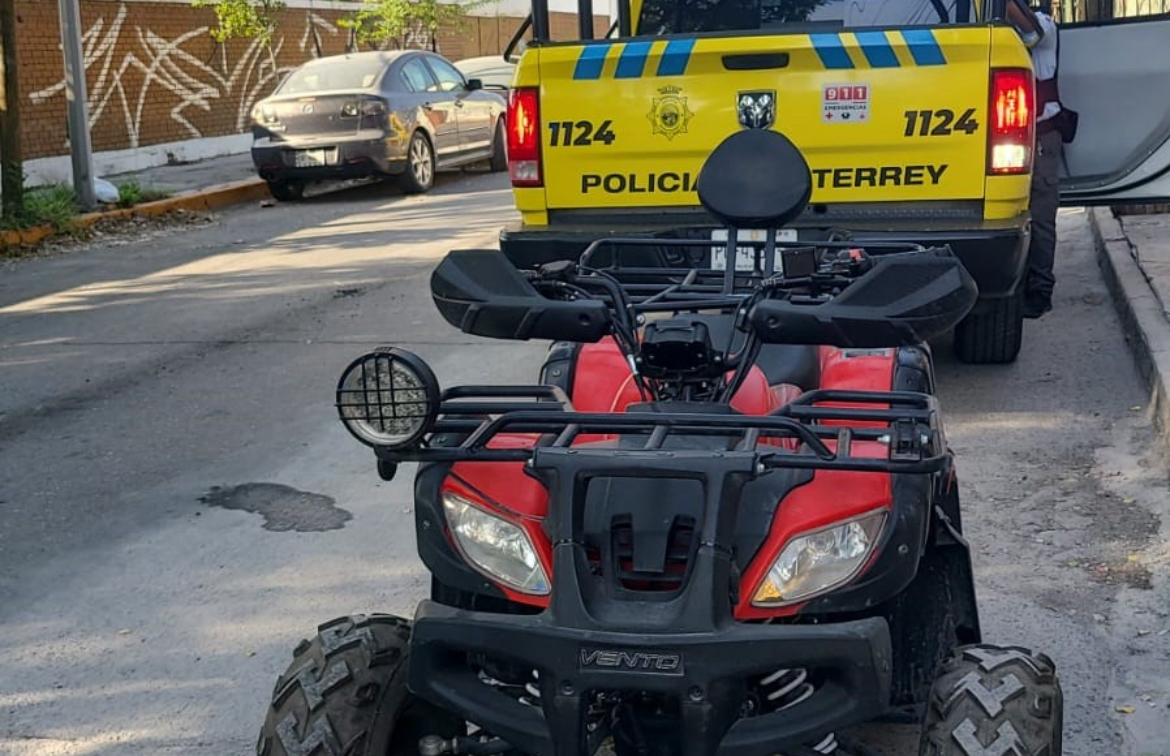 Los policías le quitaron el sufrir cuando empujaba la cuatrimoto… que acababa de robar