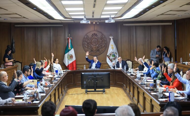 Designan en Cabildo regio a próximo galardonado con la Medalla al Mérito Emprendedor