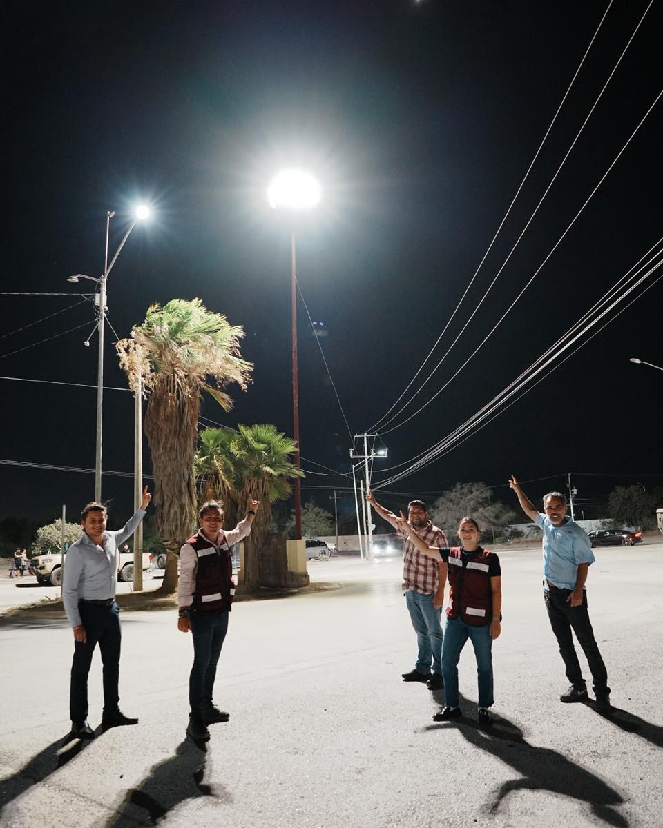 Refuerza García seguridad con instalación de torres de luz