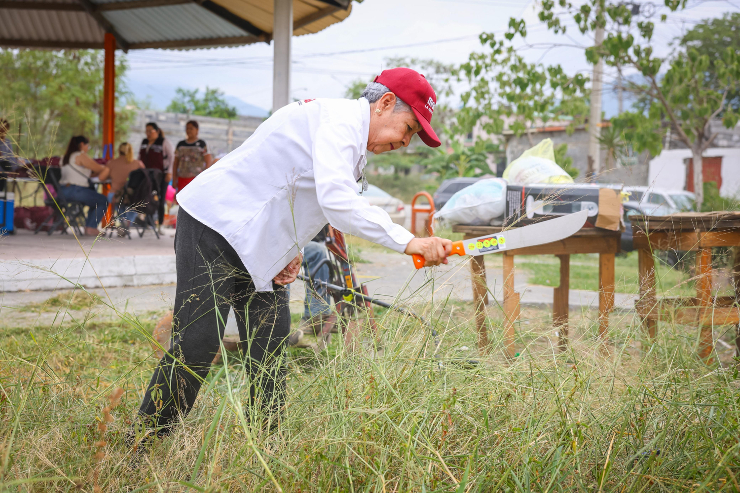 Reyna Reyes encabeza limpieza de plaza pública de Juárez