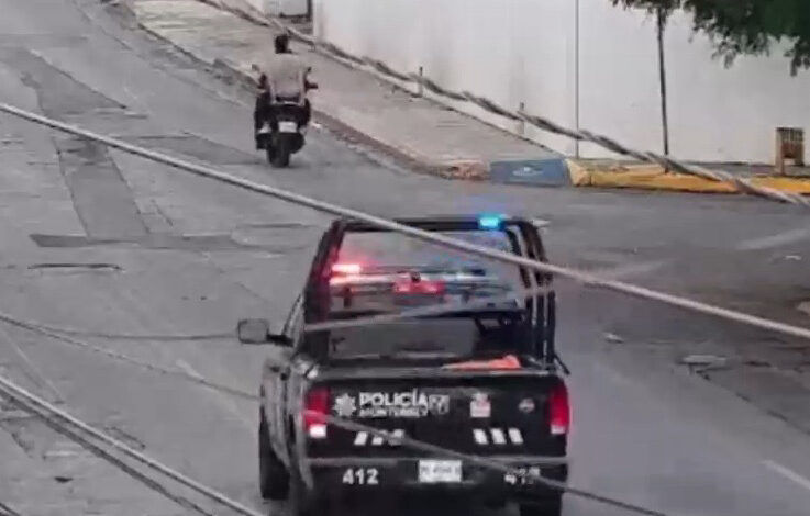 De película… policías de Monterrey persiguen y capturan a motociclistas que cargaban droga