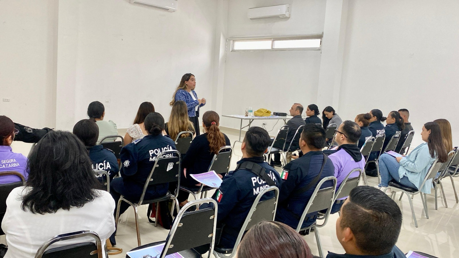 Capacita Santa Catarina a policías sobre Ley de Acecho