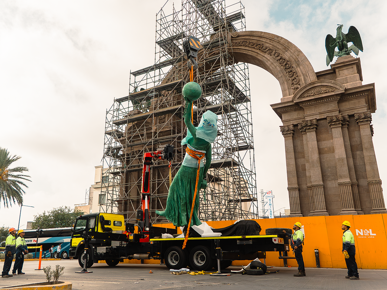 Regresa La Alegoría a su sitio en el Arco de la Independencia