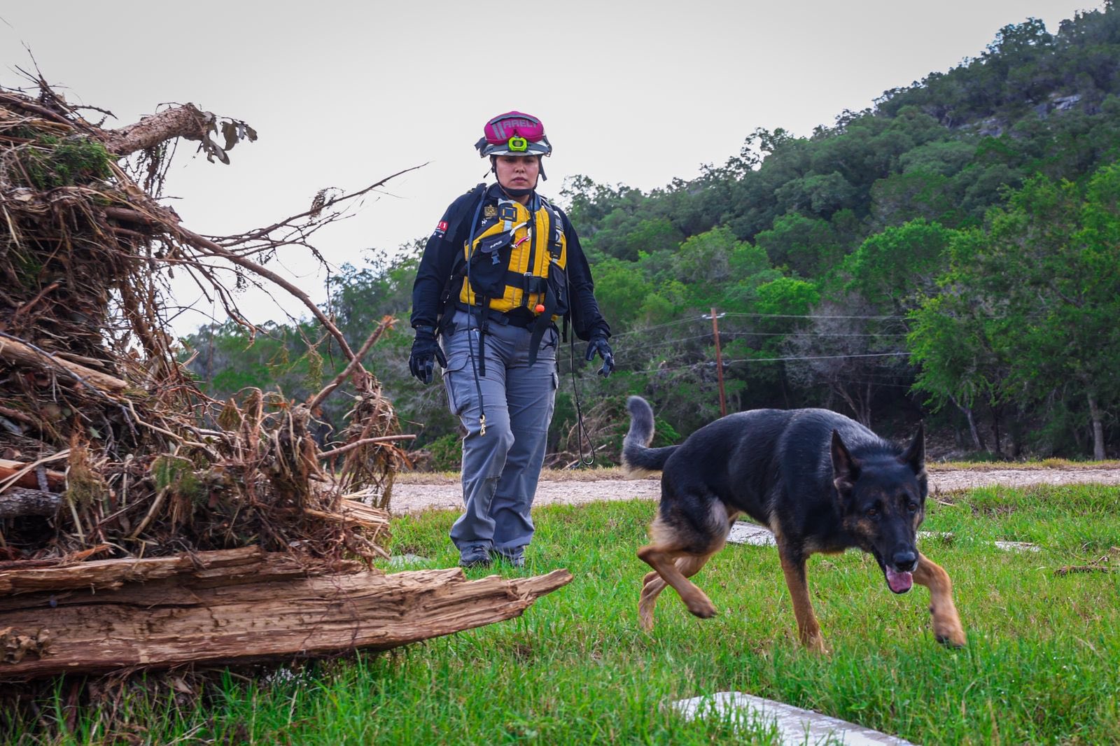 Rescatistas de NL inician en Texas, labores de búsqueda y localización de personas