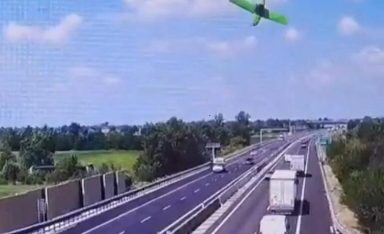 Avioneta se estrella contra autopista en Italia; reportan dos decesos
