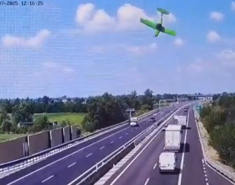 Avioneta se estrella contra autopista en Italia; reportan dos decesos