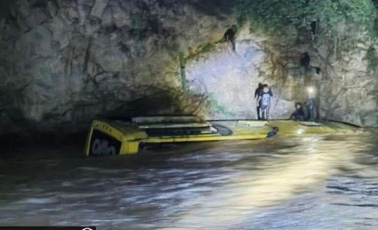 Mueren 7 pasajeros al volcar autobús y caer a río en Guerrero