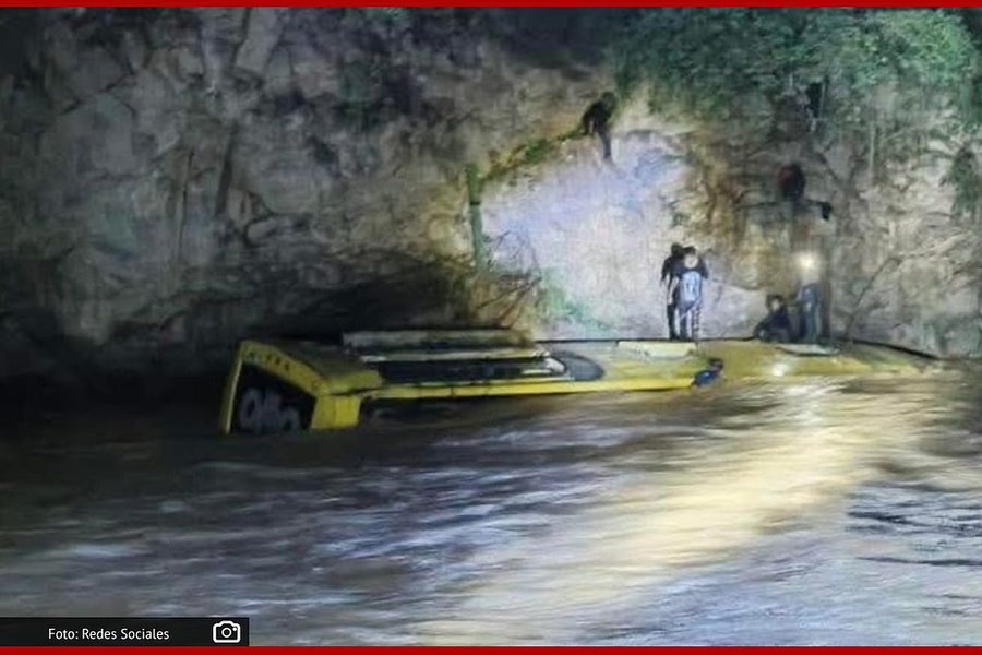 Mueren 7 pasajeros al volcar autobús y caer a río en Guerrero