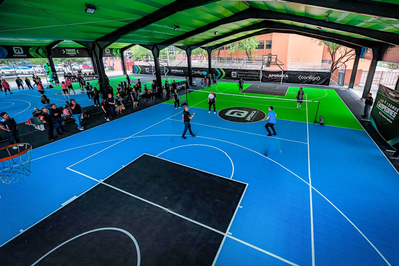 Rehabilita Apodaca canchas con duela sintética de alta calidad