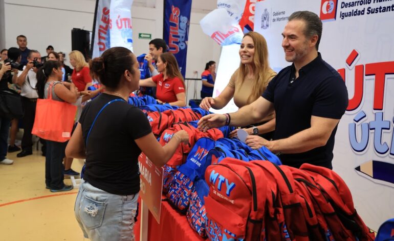 Entrega Adrián de la Garza útiles, útiles en el Parque Aztlán