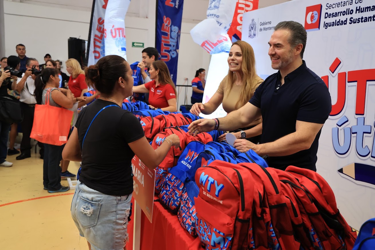 Entrega Adrián de la Garza útiles, útiles en el Parque Aztlán