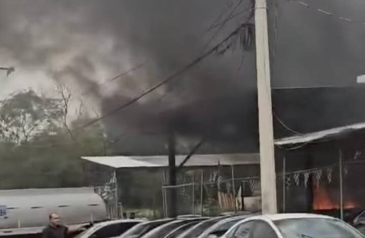 Asesinan a cuatro personas e incendian lote de autos en San Bernabé