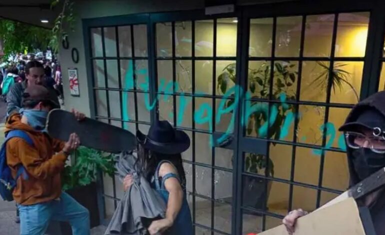 Brugada anuncia “estrategia especial” contra violencia en marchas, tras protesta contra gentrificación en CDMX