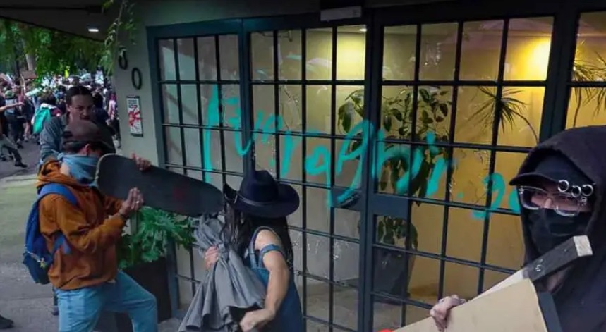 Brugada anuncia “estrategia especial” contra violencia en marchas, tras protesta contra gentrificación en CDMX