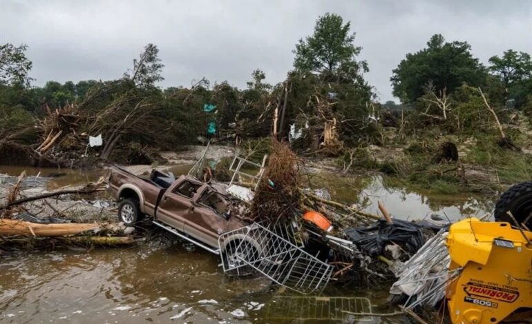 Suman 27 muertos por inundaciones en Texas; 9 son menores