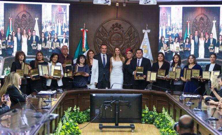 Reconoce Gobierno de Monterrey trayectoria de maestras y maestros