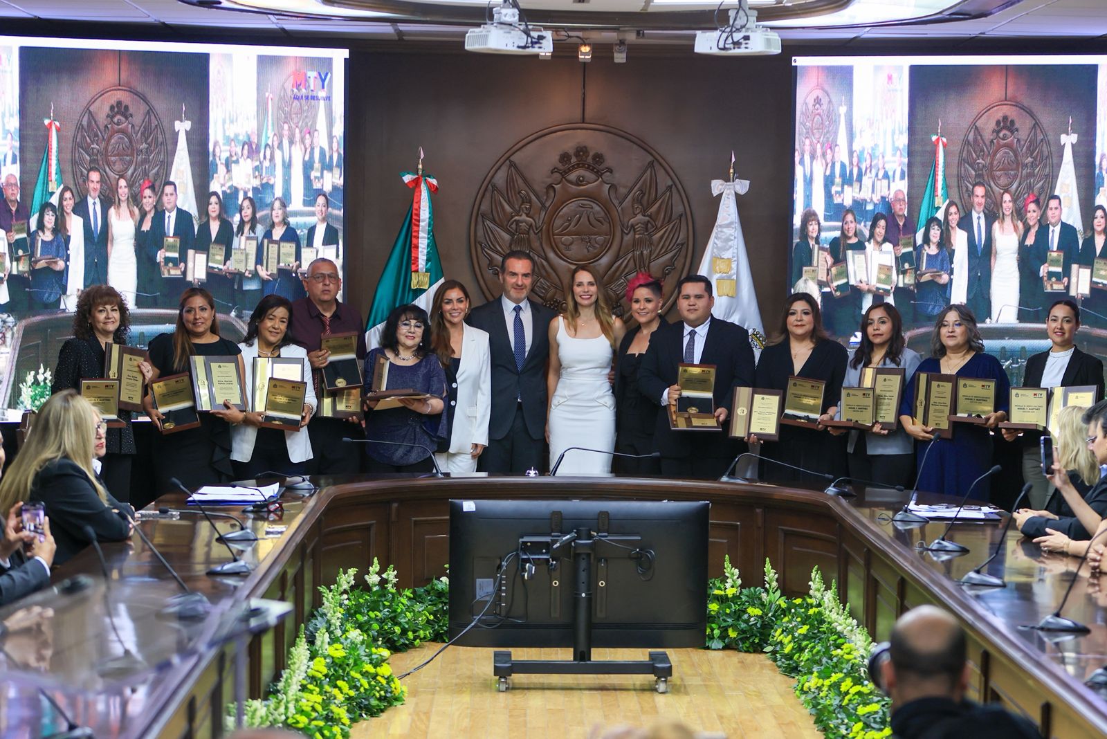 Reconoce Gobierno de Monterrey trayectoria de maestras y maestros