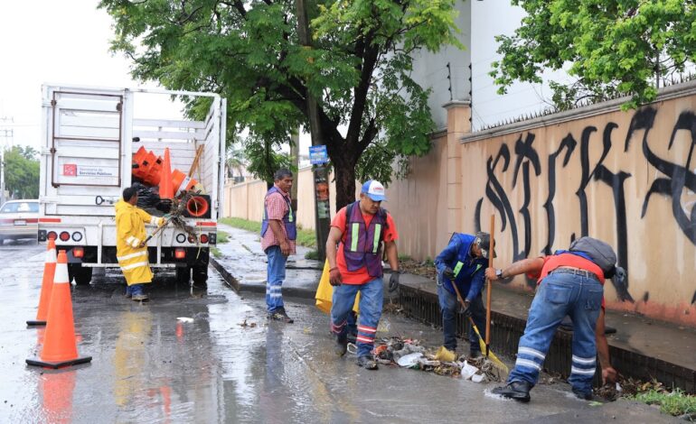Levantan durante la noche más de 6 toneladas de basura de las rejillas pluviales