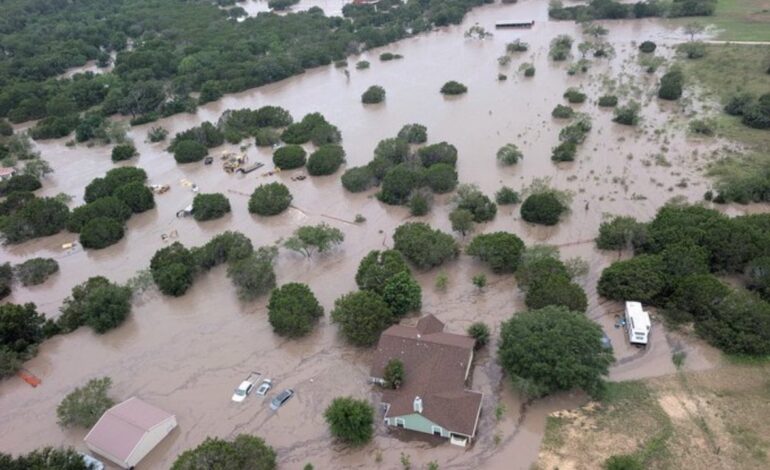 Dejan inundaciones en Texas al menos 80 muertes, entre ellas 27 niñas que acampaban