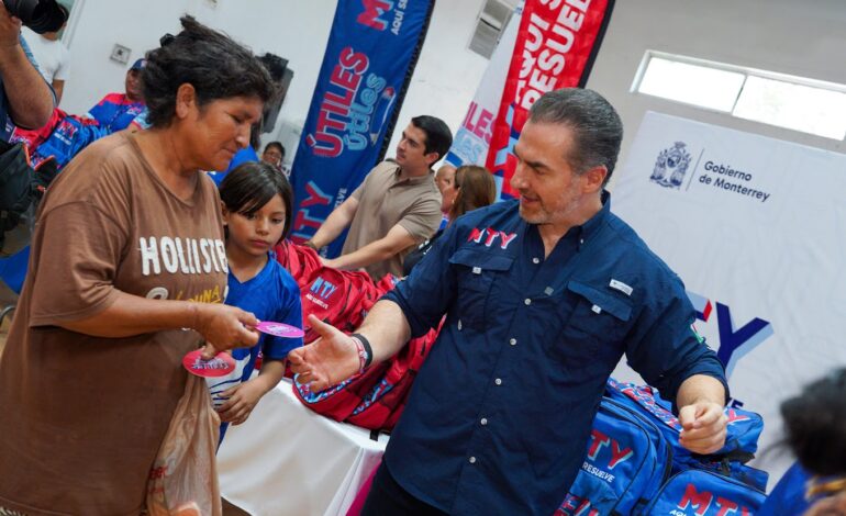 Continúa repartición de “Útiles, útiles” en Monterrey