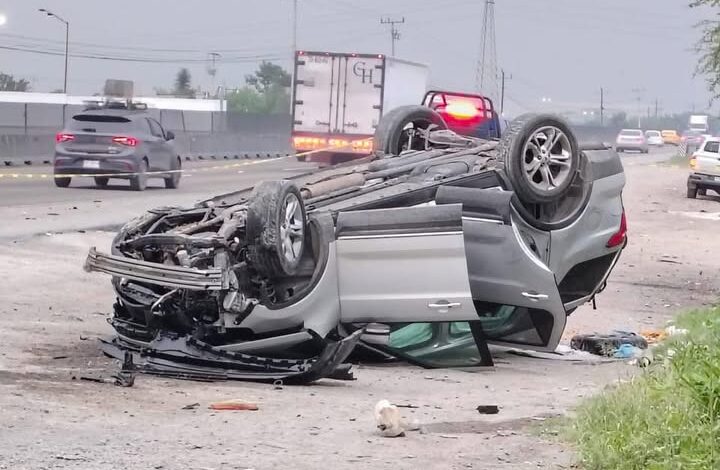 Hallan explosivos y armas a malandros tras volcar en persecución, en Escobedo