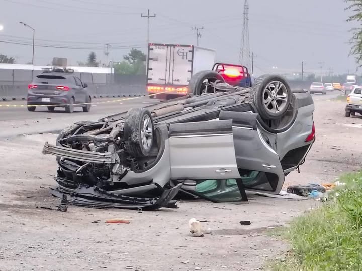 Hallan explosivos y armas a malandros tras volcar en persecución, en Escobedo