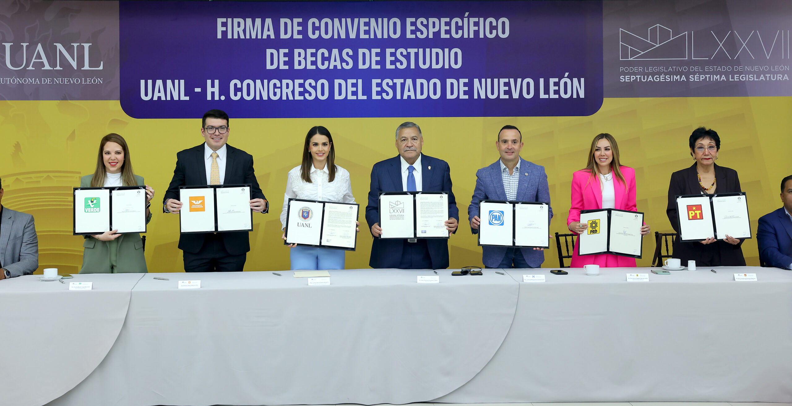 Renueva Lorena de la Garza acuerdo de becas con la UANL