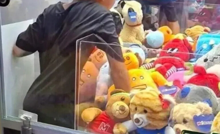 Niño se mete a máquina de peluches, que no le daba premios y buscó sacar uno por su mano