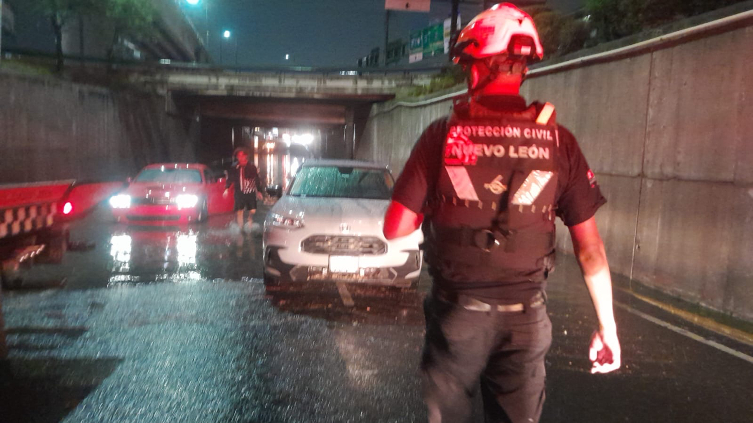 Tormenta provoca cierre de avenidas y caos en la metrópoli