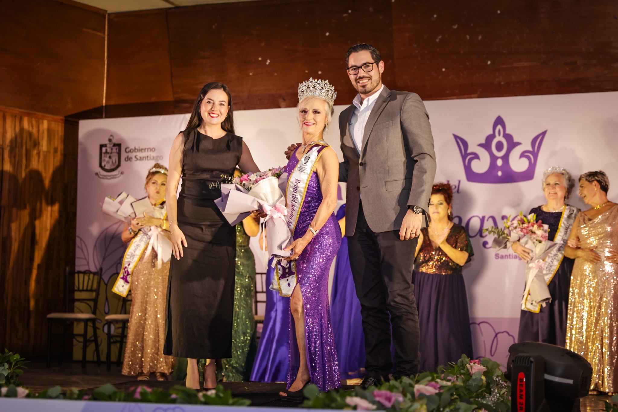 Celebra Santiago a los adultos mayores con coronación de su Reina 2025