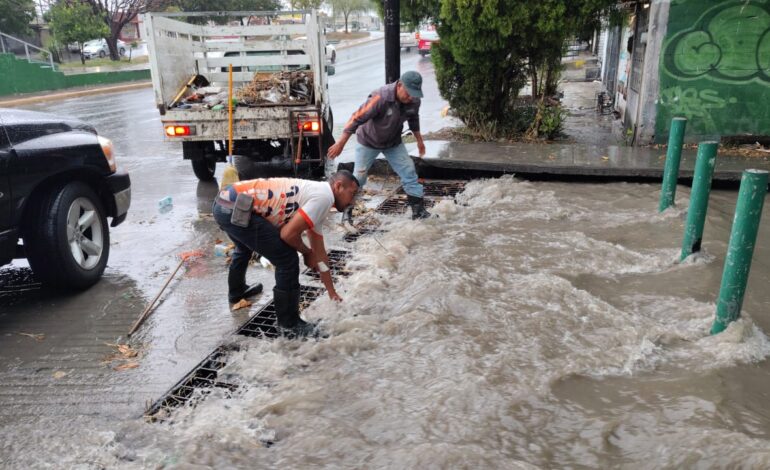 Servicios Públicos de Guadalupe limpian alcantarillas para prevenir afectaciones
