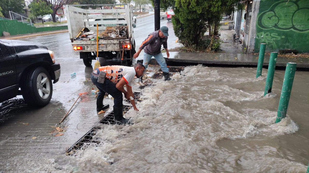 Servicios Públicos de Guadalupe limpian alcantarillas para prevenir afectaciones