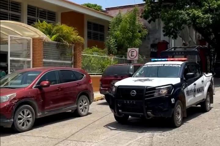 Comando armado asalta escuela en Oaxaca; se llevan más de 80 mil pesos