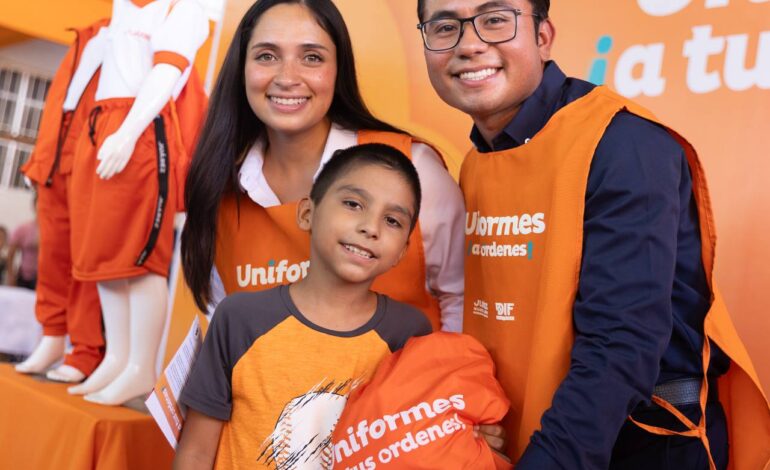 Félix Arratia arranca entrega de uniformes gratuitos en Juárez