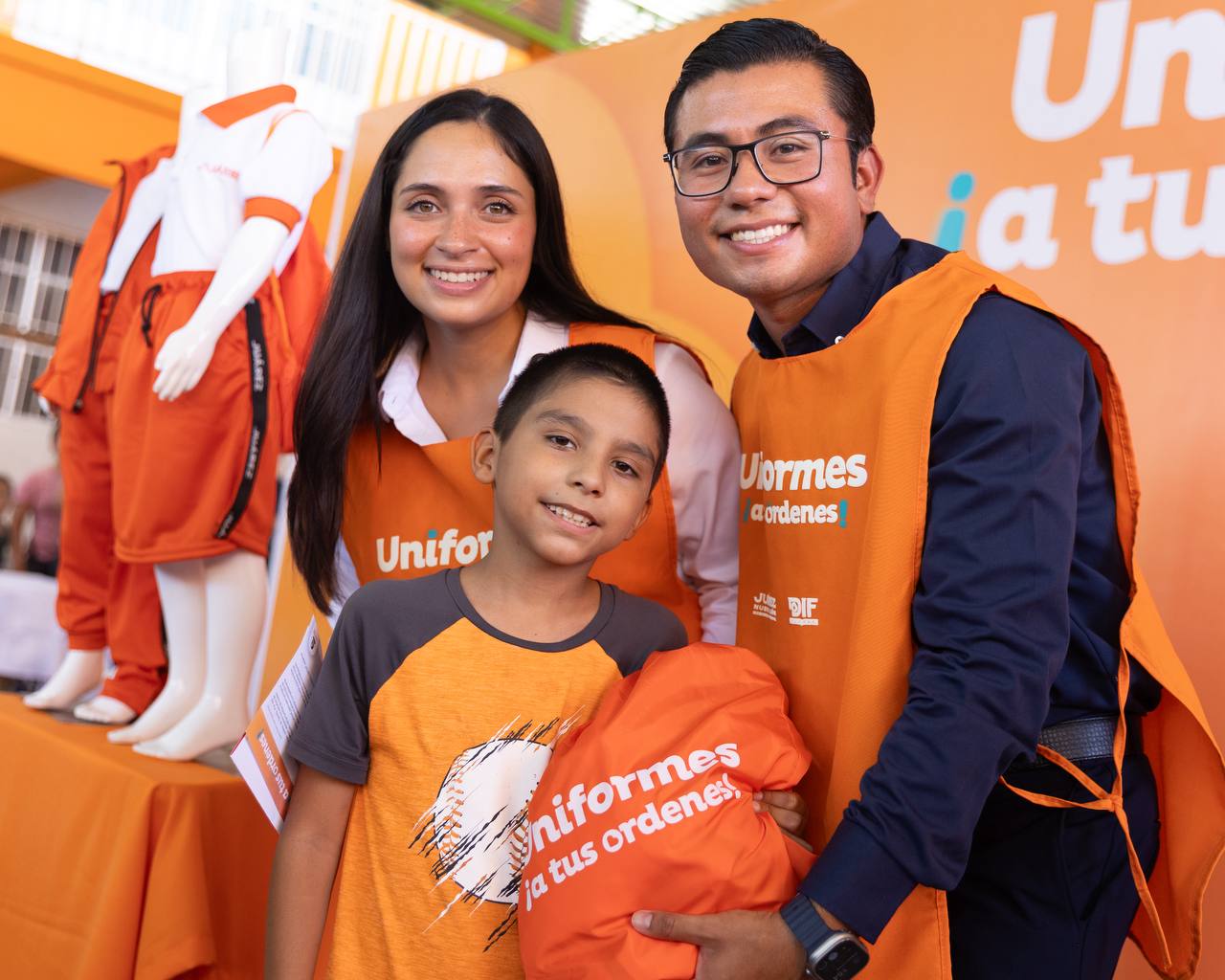 Félix Arratia arranca entrega de uniformes gratuitos en Juárez