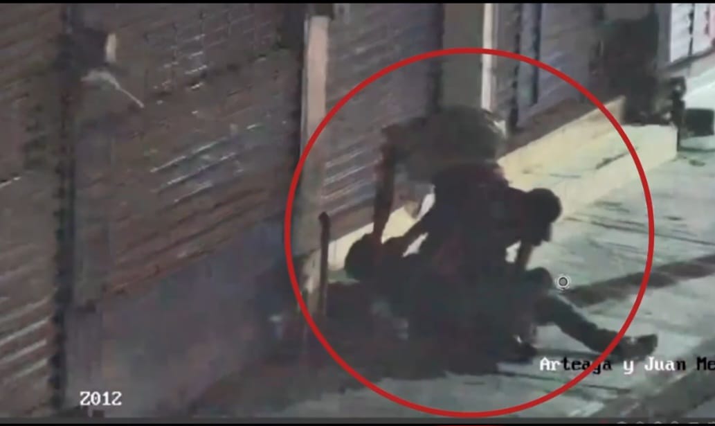 Caen tacuaches captados por el C4 de Monterrey cuando asaltaban a un ciudadano