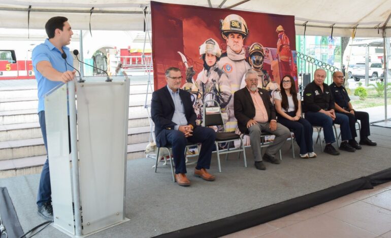 Apodaca reconoce y apoya la labor de bomberos NL