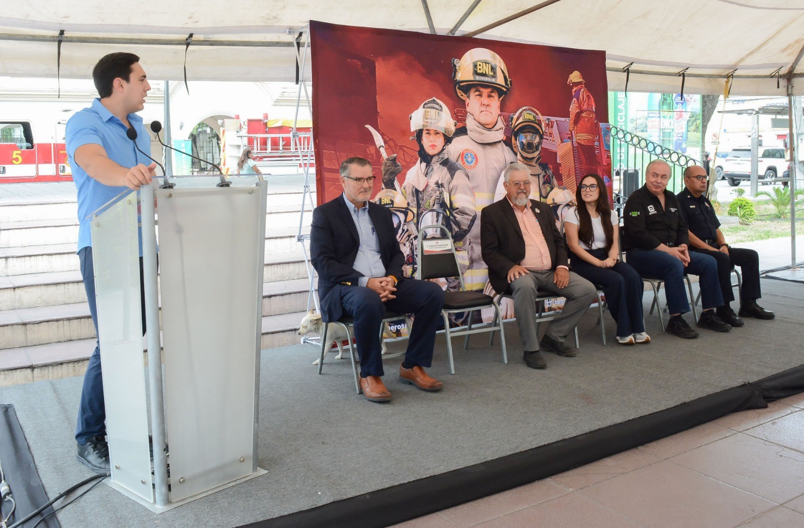 Apodaca reconoce y apoya la labor de bomberos NL