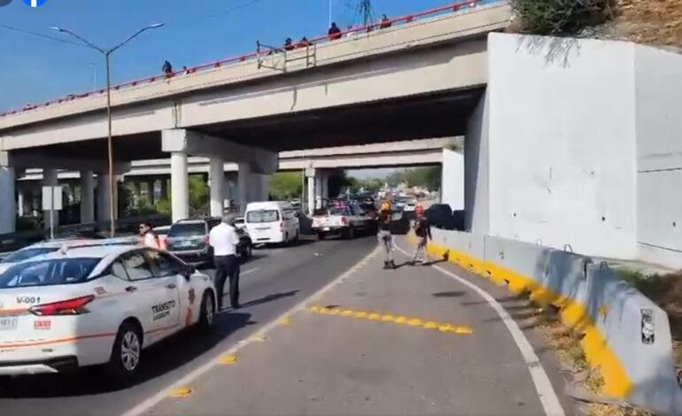 Menor se lanza de puente y es arrollado en Guadalupe; lo reportan grave