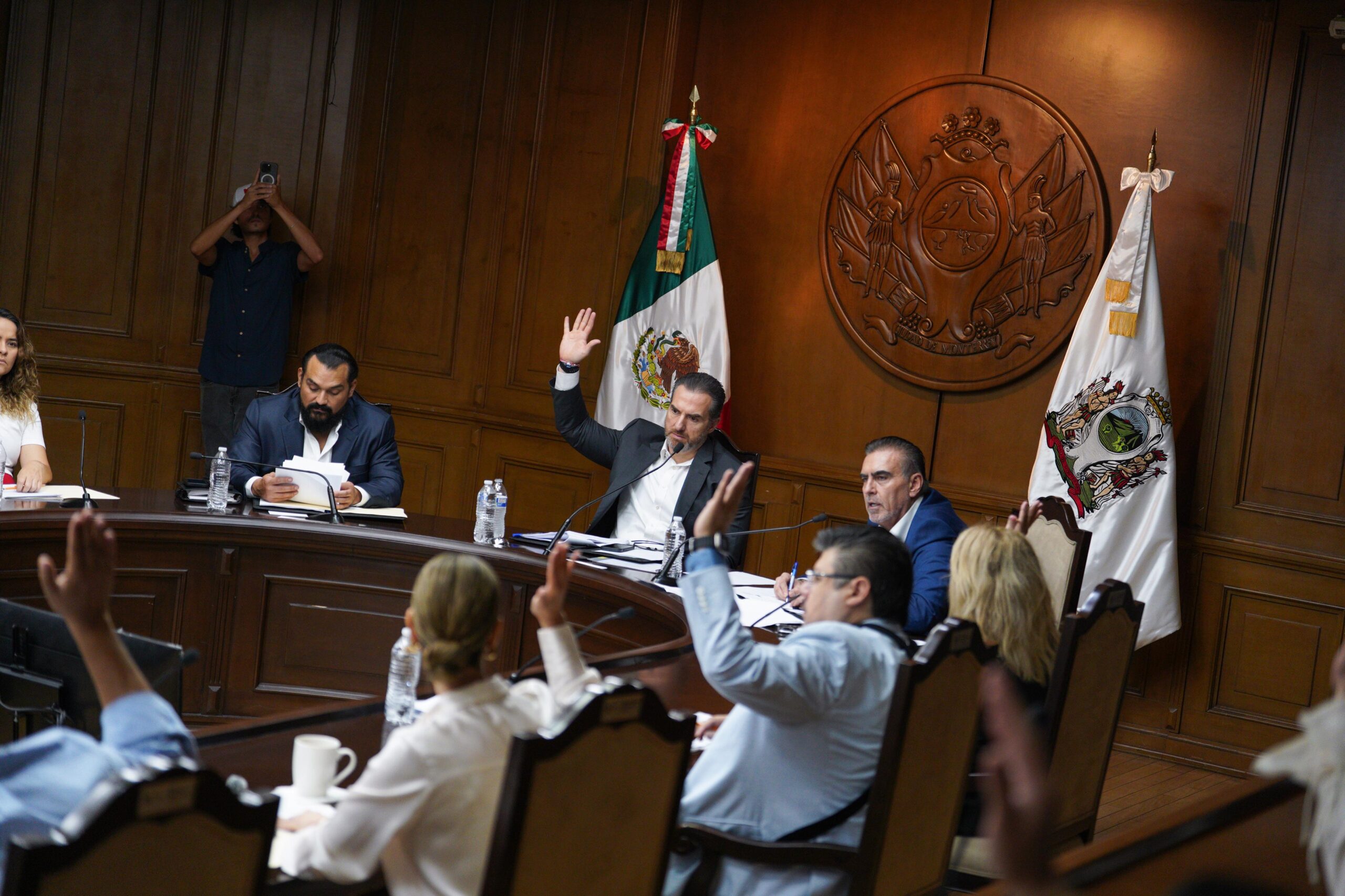 Aprueba Cabildo de Monterrey galardonar con Medalla al Mérito 2025 a Fernando Canales Clariond