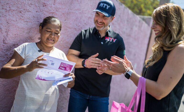 Inicia Adrián entrega de la Tarjeta Regia Plus en la zona Norte