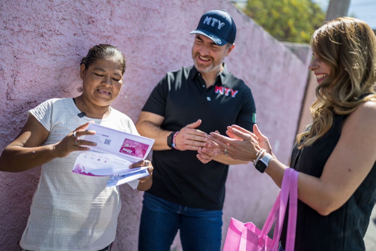 Inicia Adrián entrega de la Tarjeta Regia Plus en la zona Norte
