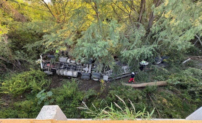Trailero fallece al salir de carretera y caer de puente en Linares-Montemorelos