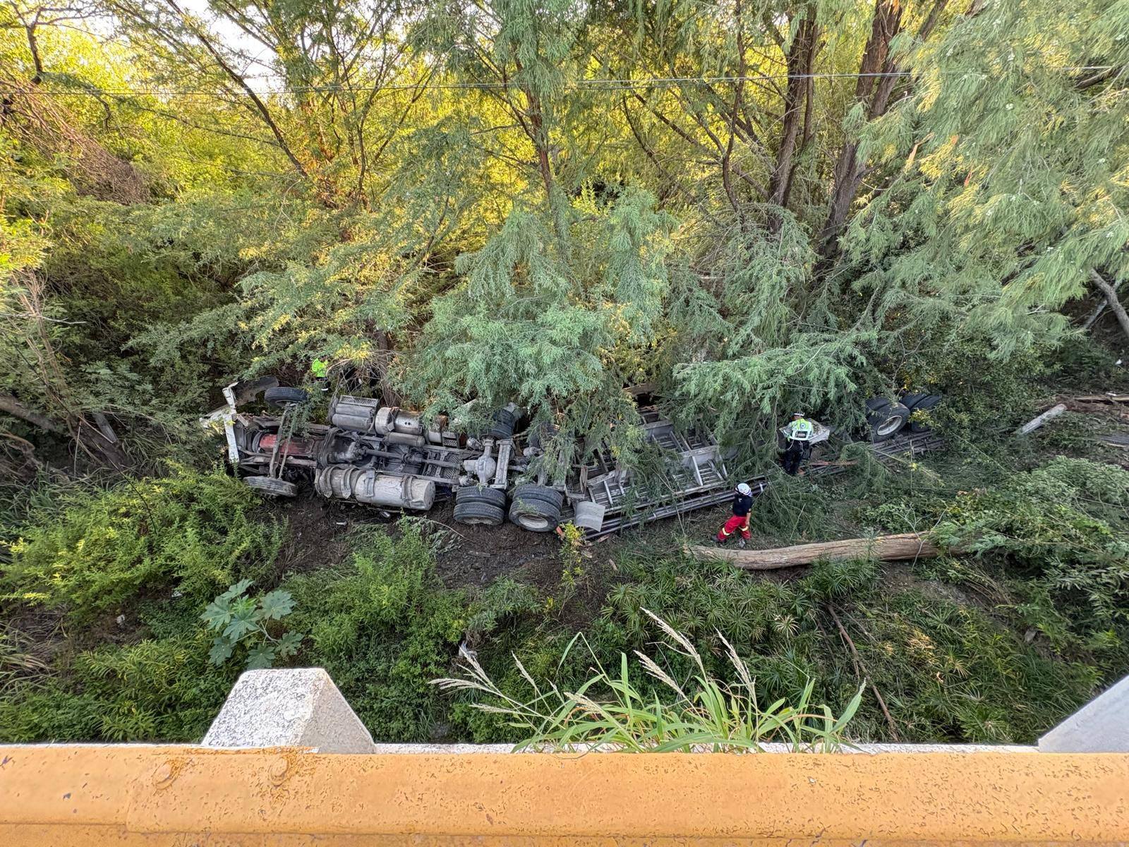 Trailero fallece al salir de carretera y caer de puente en Linares-Montemorelos