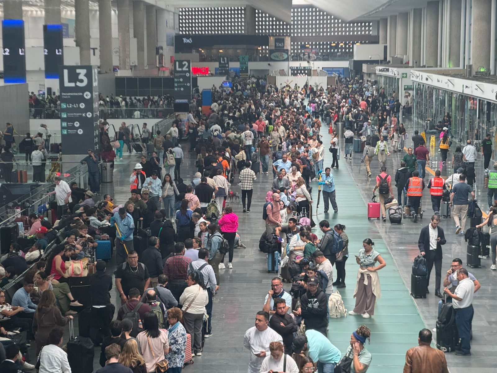 Caos en Aeropuerto Benito Juárez tras suspensión de vuelos