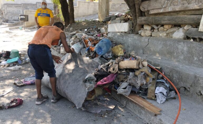 Tira todo un basurero en la calle y termina en el tambo